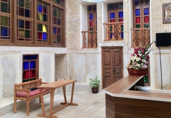 فضای داخلی حیاط اقامتگاه سنتی پنج دری شیراز
